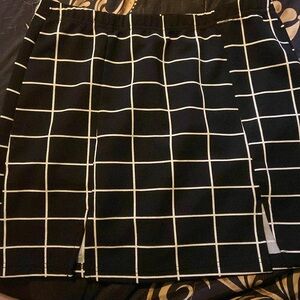 Short skirt . Size large .